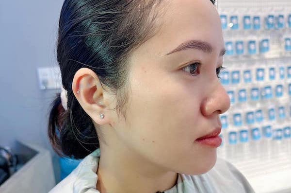 Xỏ khuyên tai Helix