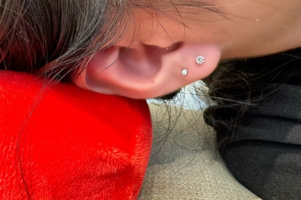 Xỏ khuyên tai khi nào nằm đè lại được?