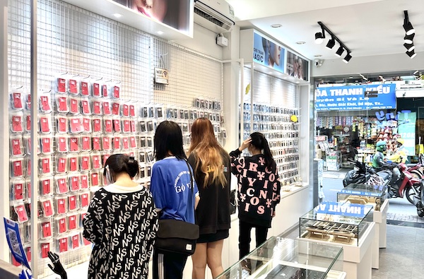 Xỏ khuyên tai mặt đá