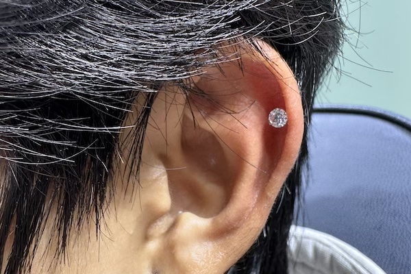 Xỏ khuyên tai mặt đá