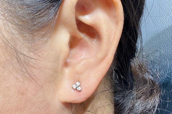 Xỏ khuyên tai mặt đá