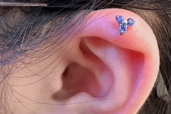 Xỏ khuyên tai mặt đá