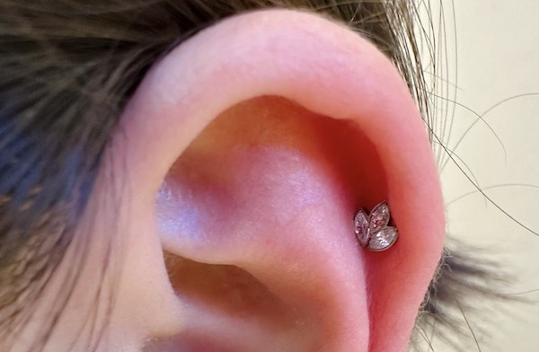 Xỏ khuyên tai mặt đá