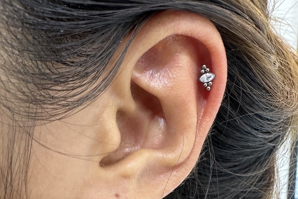 Xỏ khuyên tai mặt đá