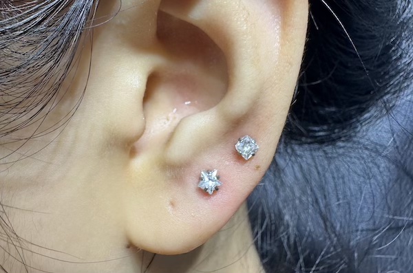 Xỏ khuyên tai mặt đá