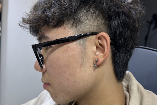 Hình ảnh xỏ khuyên tai nam đẹp