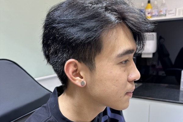 Hình ảnh xỏ khuyên tai nam đẹp