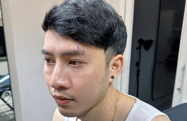 Hình ảnh xỏ khuyên tai nam đẹp