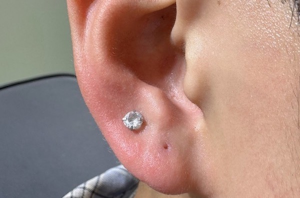 xỏ khuyên tai nam vị trí Lobe cá tính