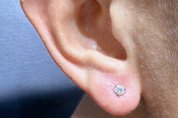 xỏ khuyên tai nam vị trí Lobe cá tính