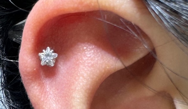 xỏ khuyên tai helix