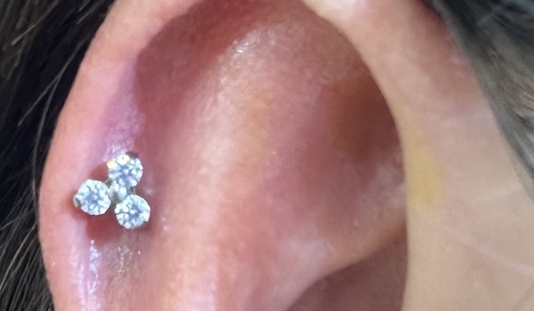xỏ khuyên tai helix