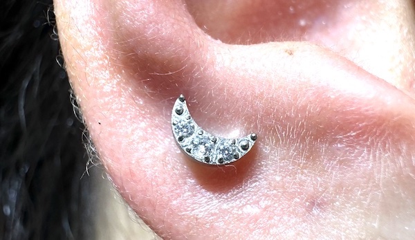 xỏ khuyên tai nữ cá tính - xỏ khuyên upper lobe