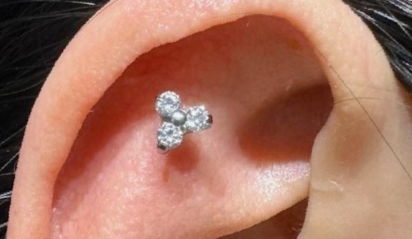 xỏ khuyên tai flat