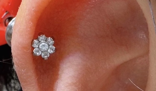 xỏ khuyên tai helix