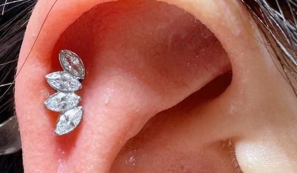 xỏ khuyên tai helix