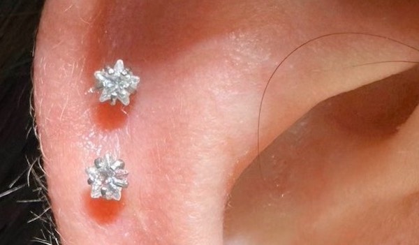 xỏ khuyên tai helix