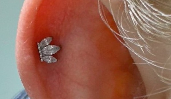 xỏ khuyên tai helix