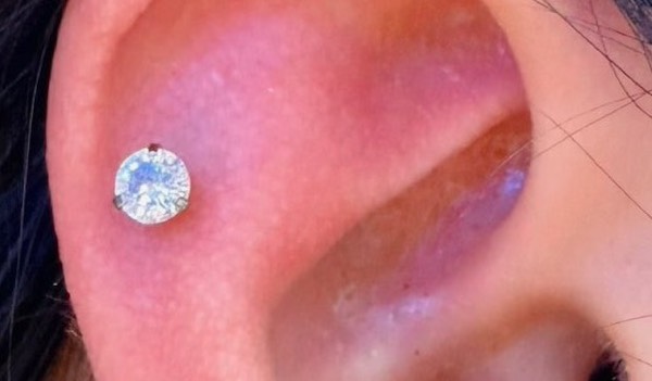 xỏ khuyên tai helix