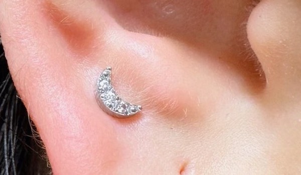 xỏ khuyên tai nữ cá tính - xỏ khuyên upper lobe