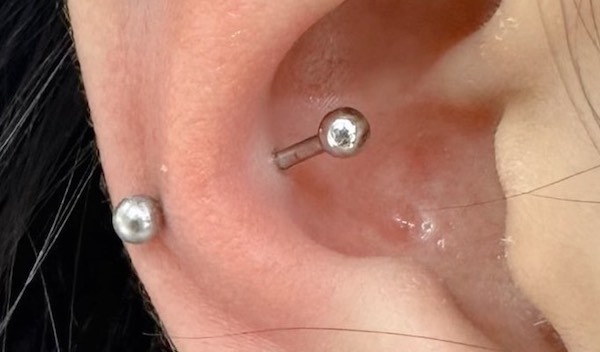 xỏ khuyên tai snug