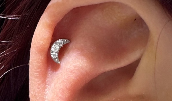 xỏ khuyên tai helix