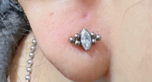 xỏ khuyên tai nữ cá tính - xỏ khuyên thịt tai