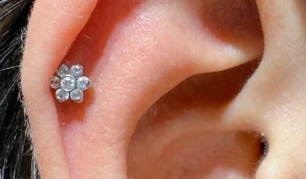 xỏ khuyên tai helix