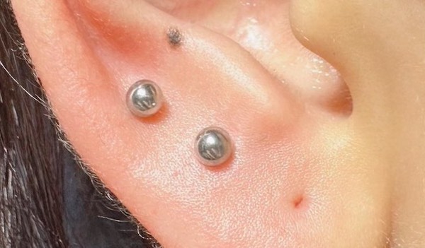 xỏ khuyên tai nữ cá tính - xỏ khuyên thịt tai