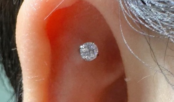 xỏ khuyên tai flat