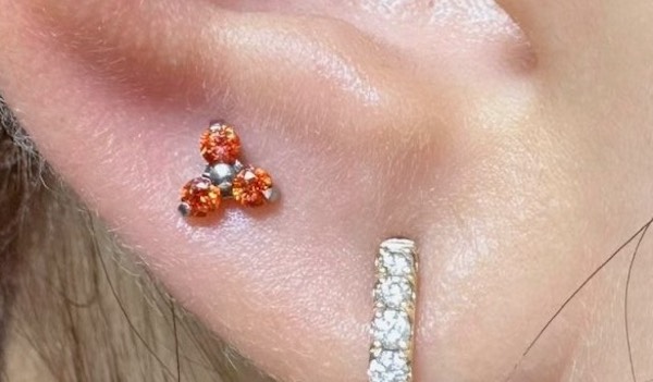 xỏ khuyên tai nữ cá tính - xỏ khuyên upper lobe