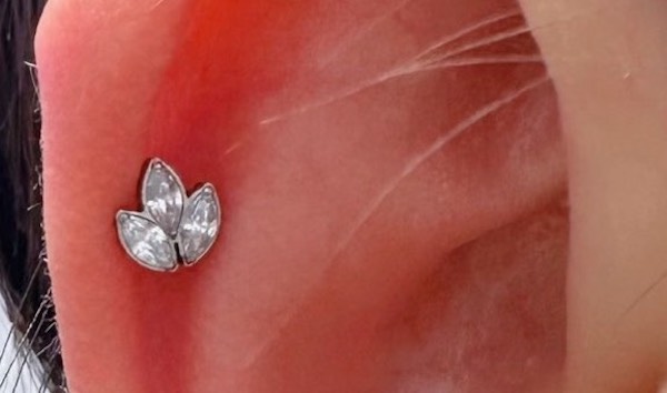 xỏ khuyên tai helix