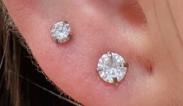 xỏ khuyên tai nữ cá tính - xỏ khuyên upper lobe