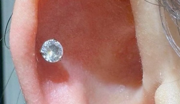 xỏ khuyên tai helix