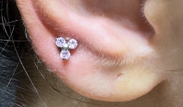 xỏ khuyên tai nữ cá tính - xỏ khuyên upper lobe