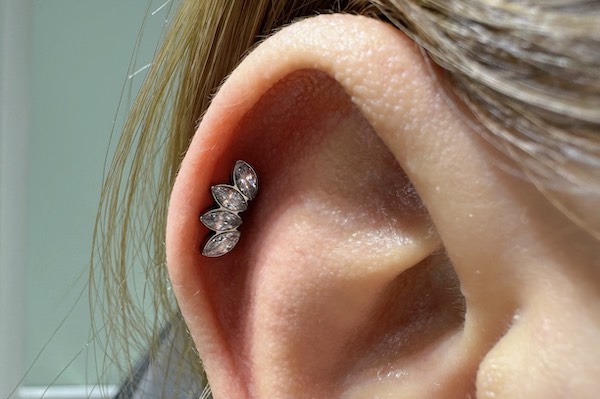 Nữ xỏ khuyên tai