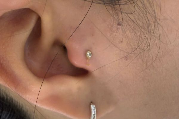 Xỏ khuyên uống bia được không?