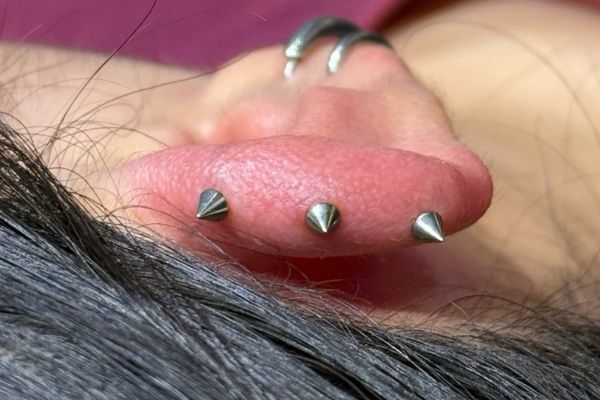 Xỏ khuyên uống bia được không?