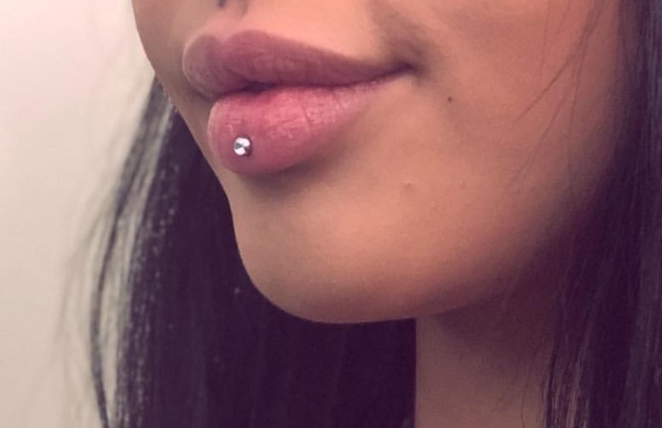 Xỏ khuyên uống nước chanh được không