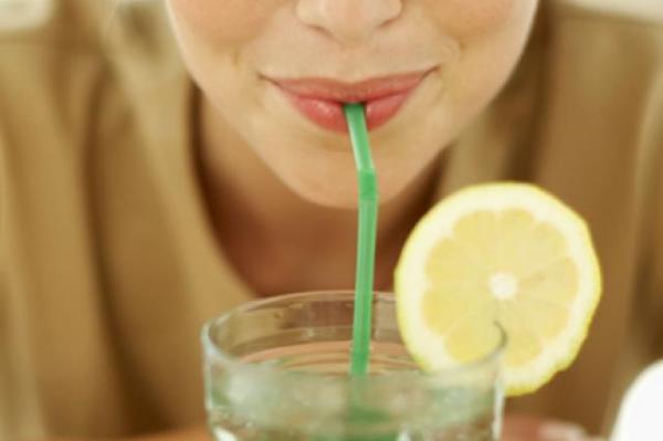 Xỏ khuyên uống nước chanh được không