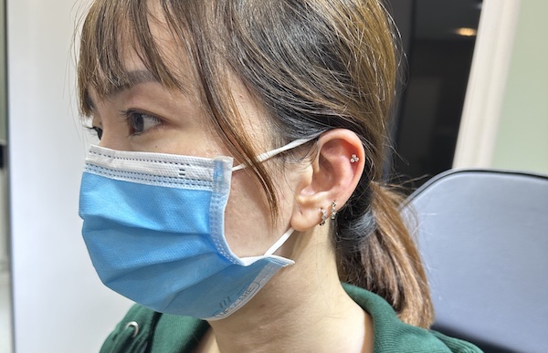 Hình ảnh khách nữ xỏ sụn tai đẹp tại TinyBox - 4/2023