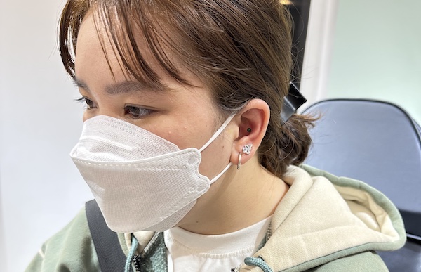 Hình ảnh khách nữ xỏ sụn tai đẹp tại TinyBox - 4/2023