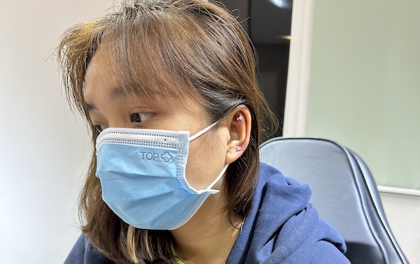 Hình ảnh khách nữ xỏ sụn tai đẹp tại TinyBox - 4/2023