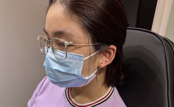 Hình ảnh khách nữ xỏ sụn tai đẹp tại TinyBox - 4/2023