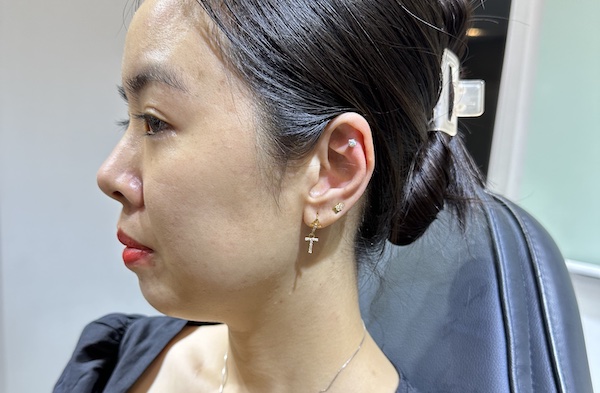 Hình ảnh khách nữ xỏ sụn tai đẹp tại TinyBox - 4/2023