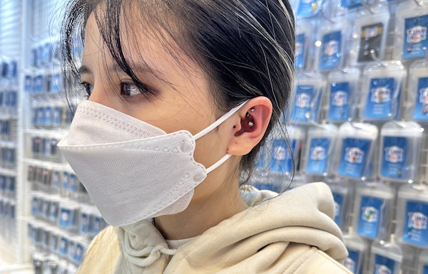 Hình ảnh khách nữ xỏ sụn tai đẹp tại TinyBox - 4/2023