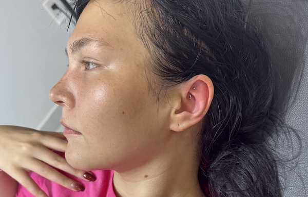 Hình ảnh khách nữ xỏ sụn tai đẹp tại TinyBox - 4/2023