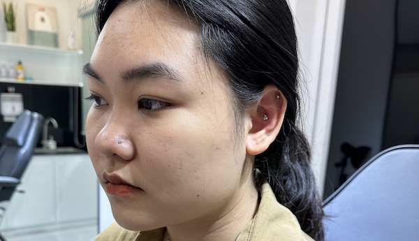 Hình ảnh khách nữ xỏ sụn tai đẹp tại TinyBox - 4/2023