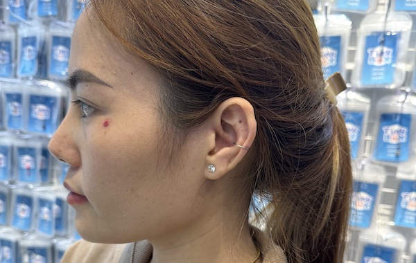 Hình ảnh khách nữ xỏ sụn tai đẹp tại TinyBox - 4/2023