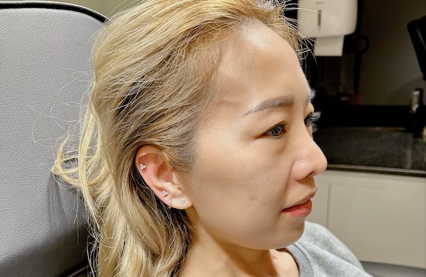 Hình ảnh khách nữ xỏ sụn tai đẹp tại TinyBox - 4/2023